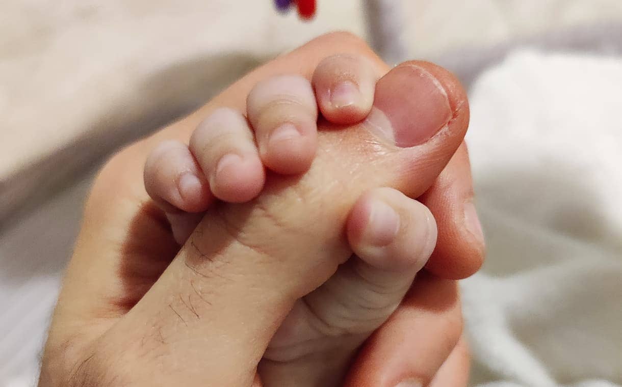 Mano del neonato