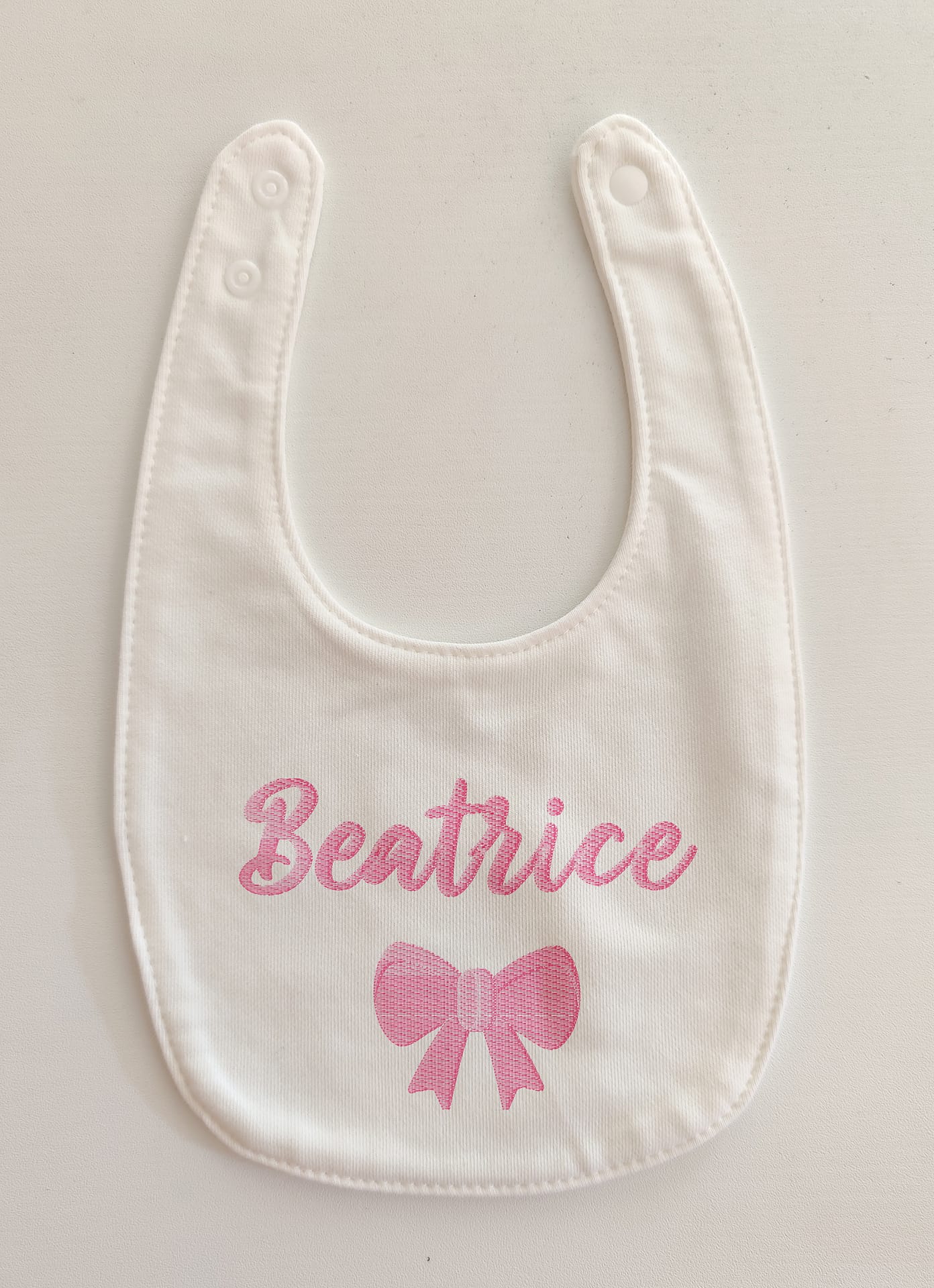 Bavaglino con Nome Rosa Corsivo e Fiocco Rosa